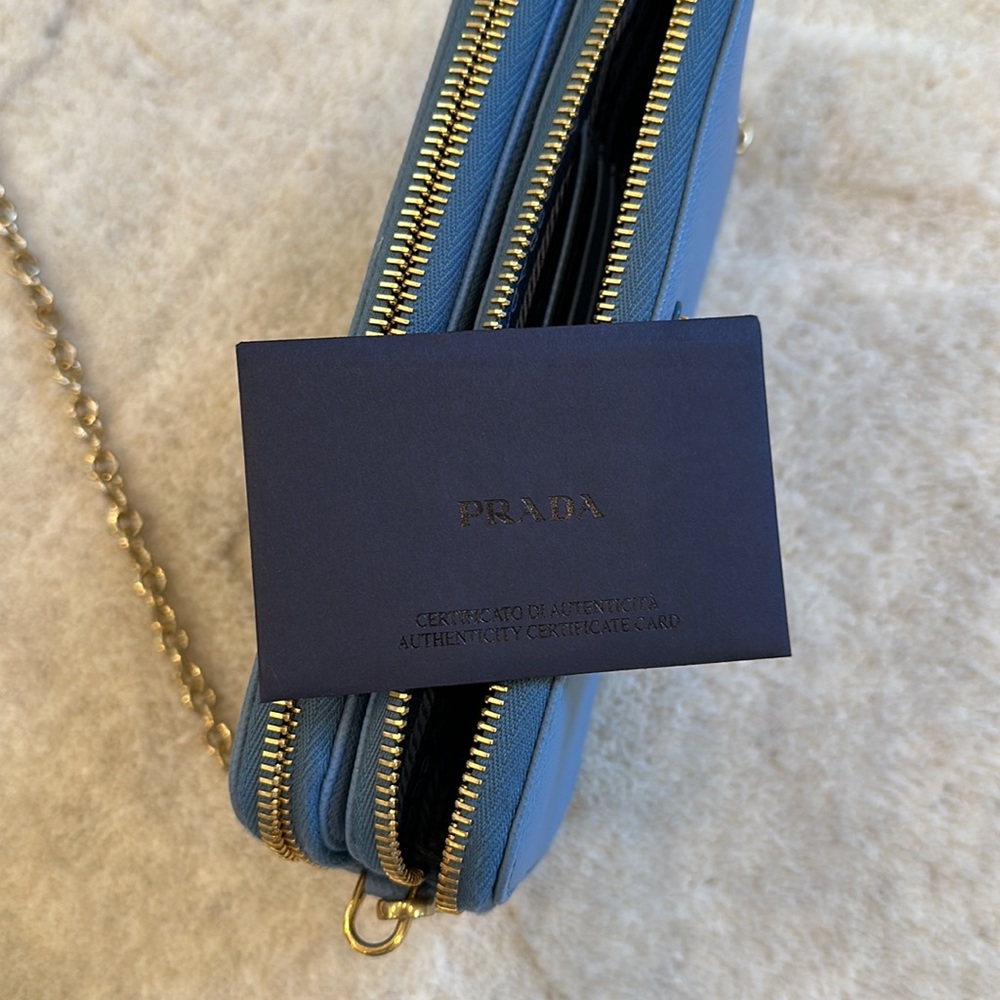 Prada saffiano wallet on chain. Never used. Perfect condition. Light blue color - Picture 8 of 8